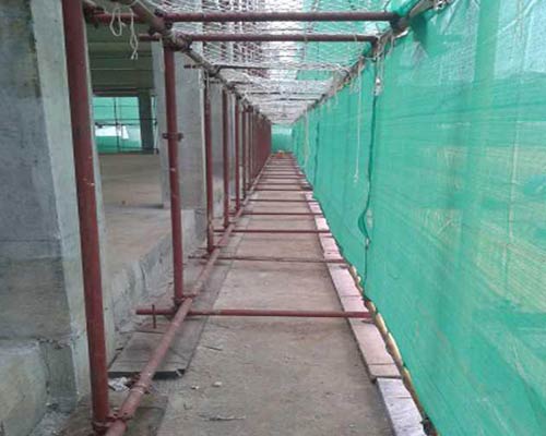 搭设沈阳脚手架,预留通行空间,保障施工安全